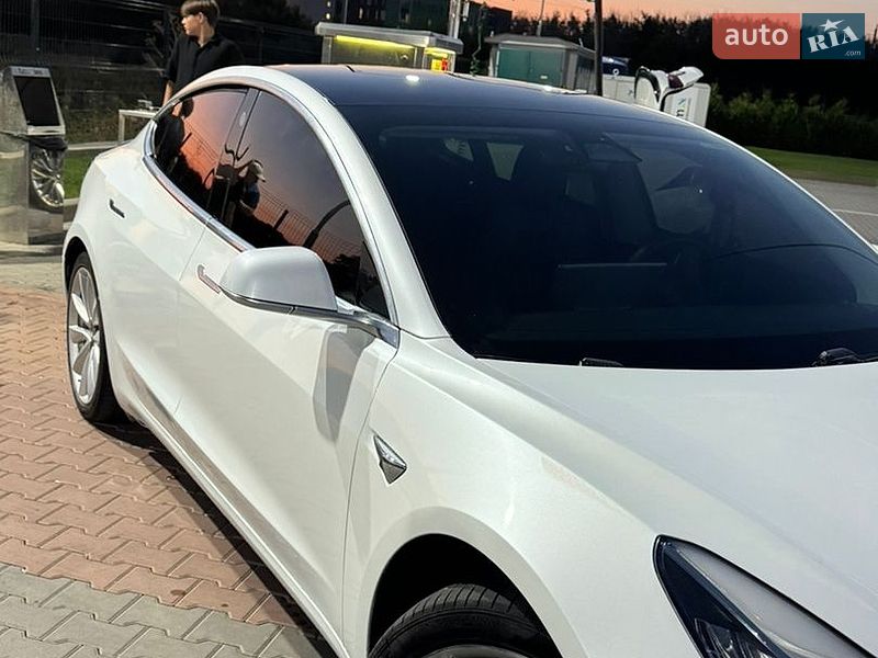 Седан Tesla Model 3 2019 в Виннице