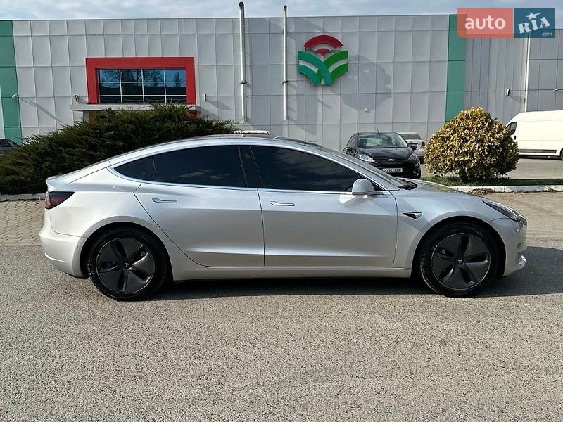 Седан Tesla Model 3 2018 в Ужгороде