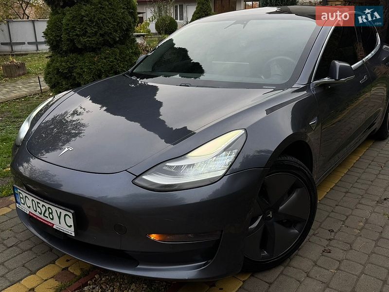 Седан Tesla Model 3 2019 в Львові