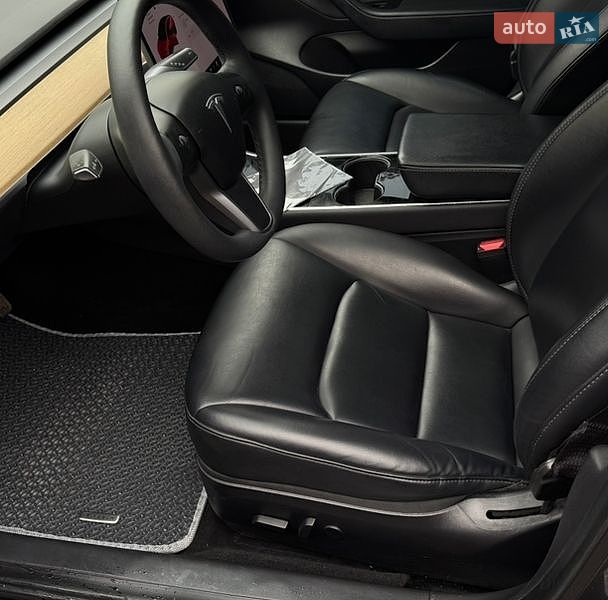 Седан Tesla Model 3 2019 в Львові