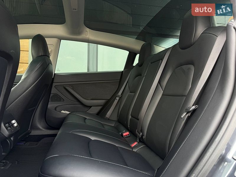 Седан Tesla Model 3 2020 в Рівному