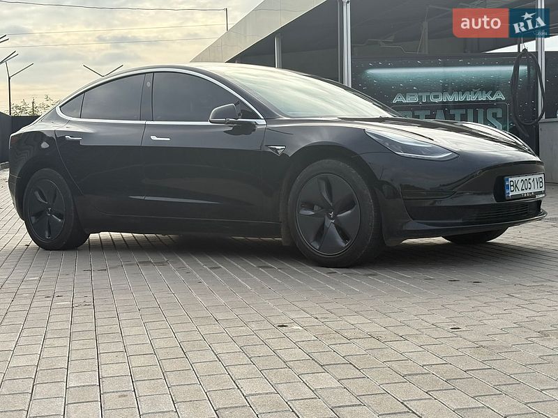 Седан Tesla Model 3 2019 в Дубні
