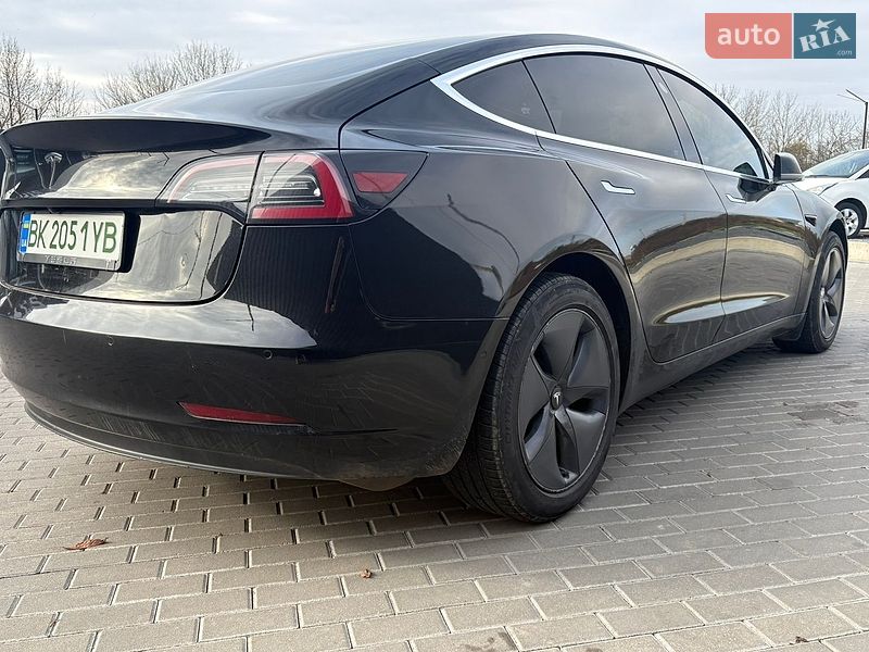 Седан Tesla Model 3 2019 в Дубні