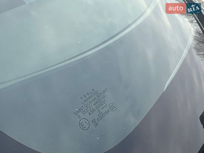 Седан Tesla Model 3 2019 в Дубні