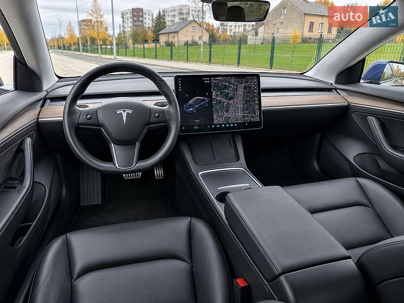 Седан Tesla Model 3 2021 в Черновцах