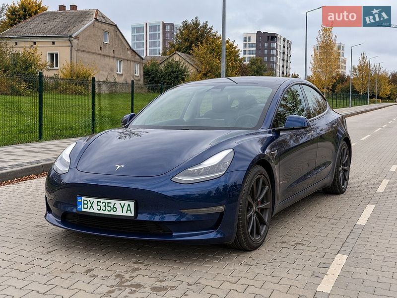 Седан Tesla Model 3 2021 в Черновцах