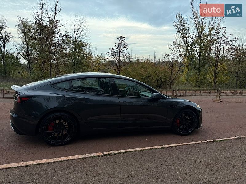 Седан Tesla Model 3 2024 в Кривому Розі