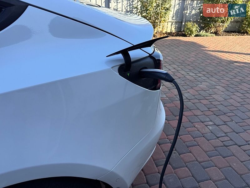 Седан Tesla Model 3 2021 в Миргороді