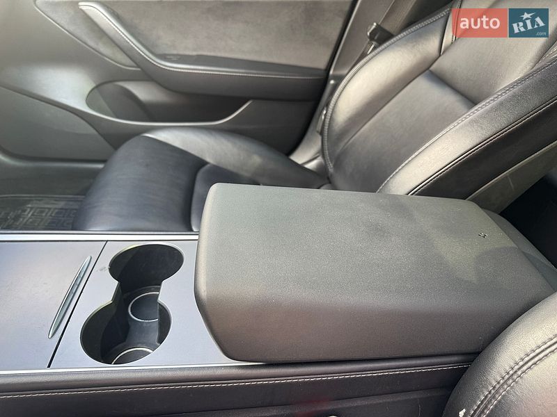 Седан Tesla Model 3 2021 в Миргороді