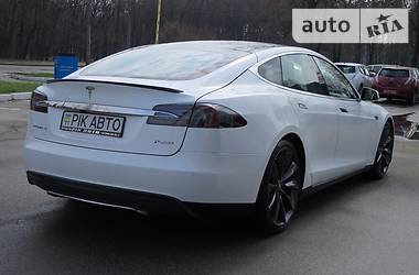 Седан Tesla Model S 2015 в Киеве