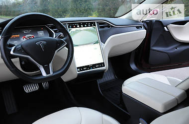 Седан Tesla Model S 2013 в Ровно