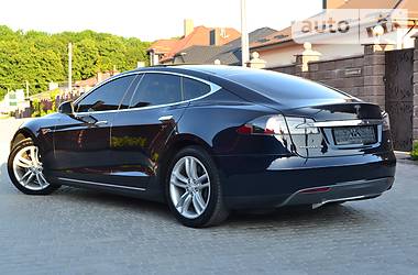 Седан Tesla Model S 2014 в Ровно