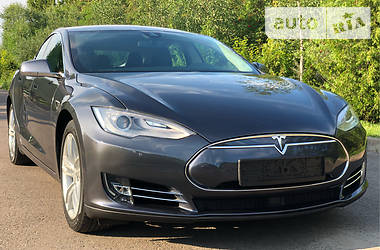 Седан Tesla Model S 2015 в Ровно