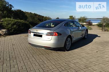 Лифтбек Tesla Model S 2014 в Киеве