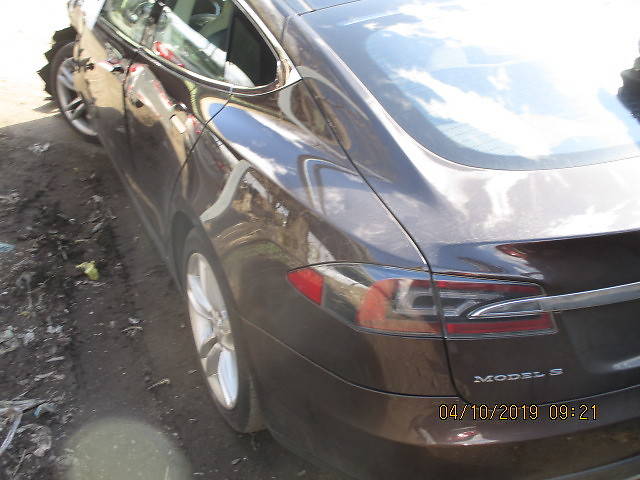 Лифтбек Tesla Model S 2013 в 
