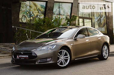 Tesla Model S 2015