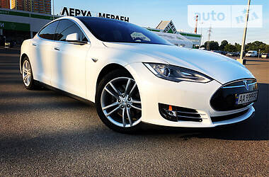 Tesla Model S 2015