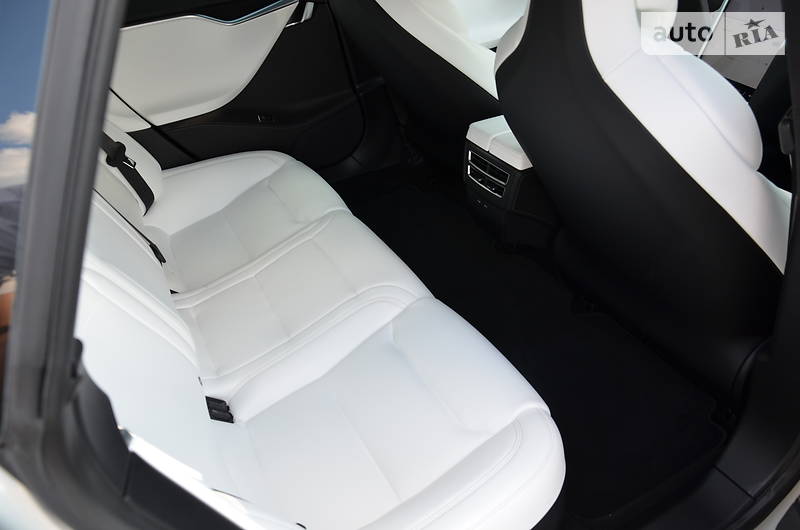 Седан Tesla Model S 2018 в Києві