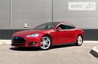 Лифтбек Tesla Model S 2015 в Киеве