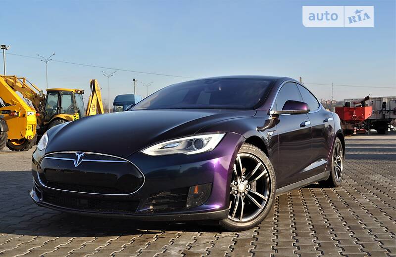 Седан Tesla Model S 2015 в Рівному