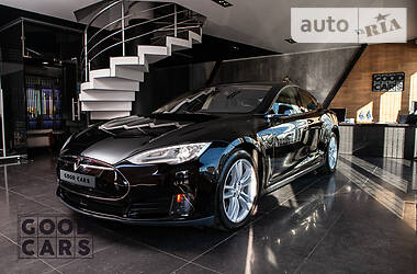Седан Tesla Model S 2015 в 