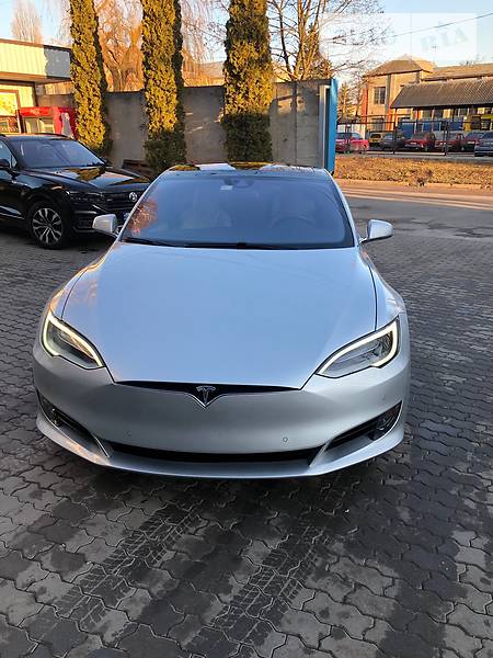 Седан Tesla Model S 2016 в 