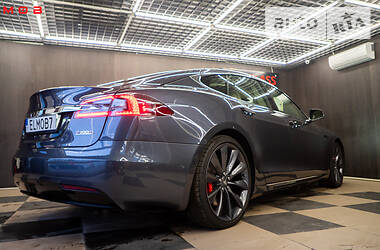 Седан Tesla Model S 2016 в 