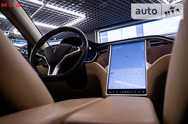 Седан Tesla Model S 2016 в 