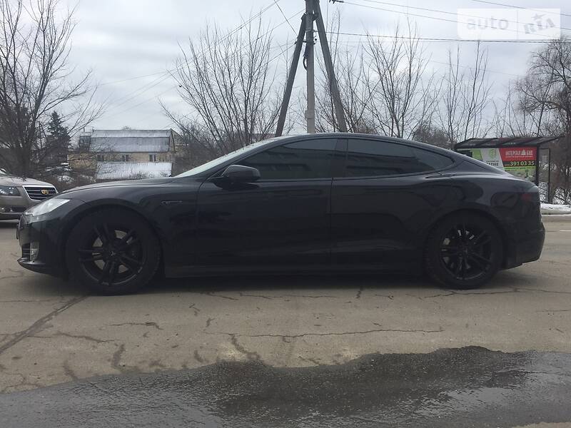 Хетчбек Tesla Model S 2015 в 