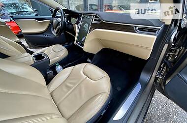 Седан Tesla Model S 2015 в 