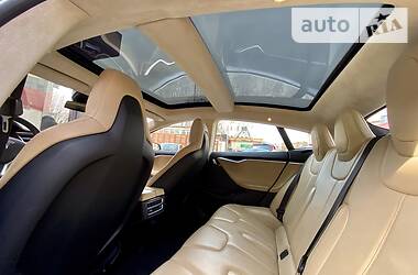 Седан Tesla Model S 2015 в 