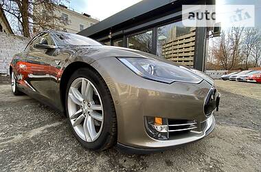 Седан Tesla Model S 2015 в 