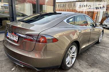 Седан Tesla Model S 2015 в 