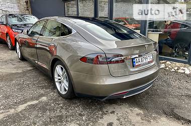 Седан Tesla Model S 2015 в 