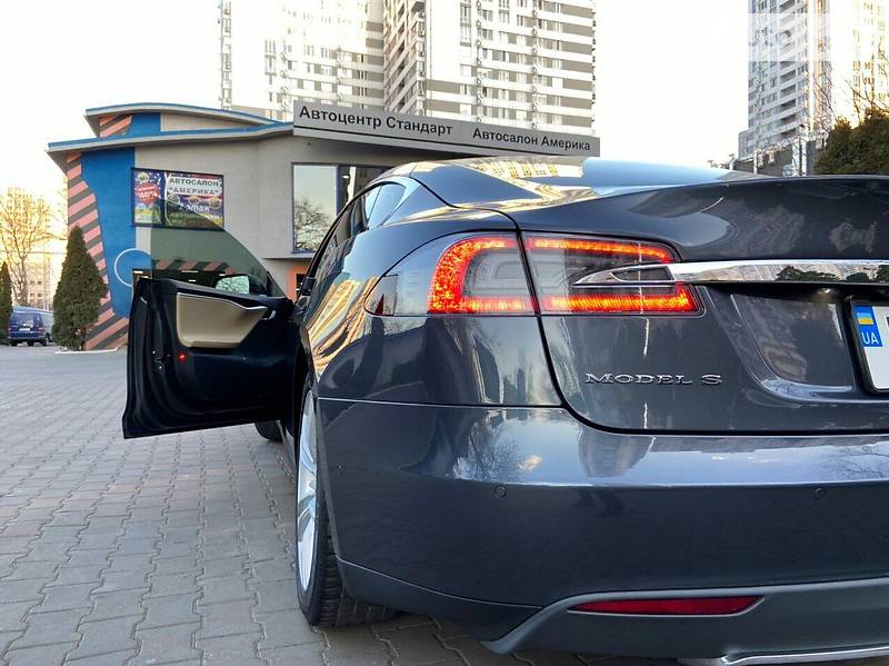 Ліфтбек Tesla Model S 2016 в Одесі