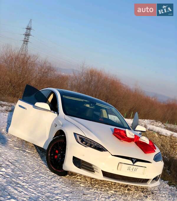 Седан Tesla Model S 2014 в Тячеве