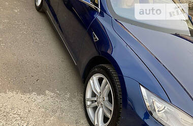 Лифтбек Tesla Model S 2015 в 