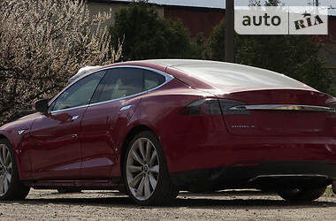 Седан Tesla Model S 2015 в Киеве