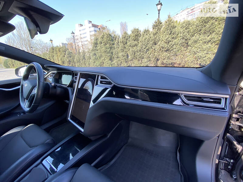 Ліфтбек Tesla Model S 2017 в Дніпрі фото 31 Ліфтбек Tesla Model S 2017 в Дніпрі