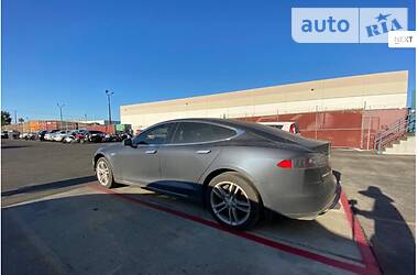 Tesla Model S 2015