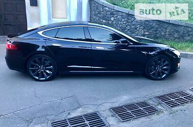 Седан Tesla Model S 2014 в 