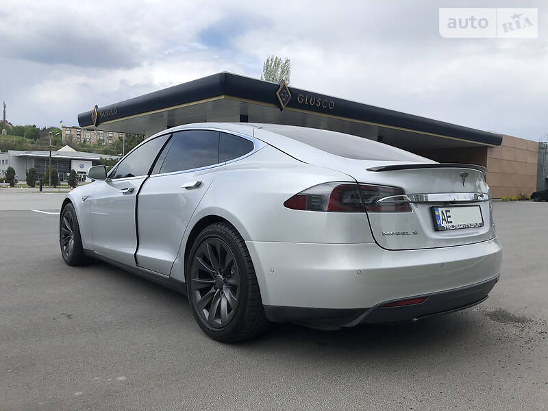 Лифтбек Tesla Model S 2016 в Днепре