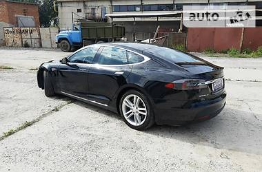 Tesla Model S 2015