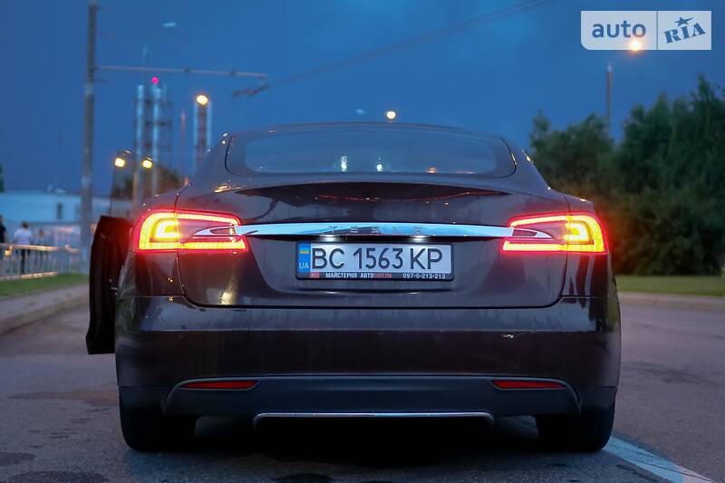 Хетчбек Tesla Model S 2013 в Львові