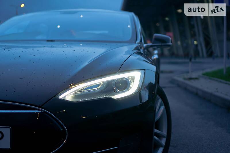 Хетчбек Tesla Model S 2013 в Львові