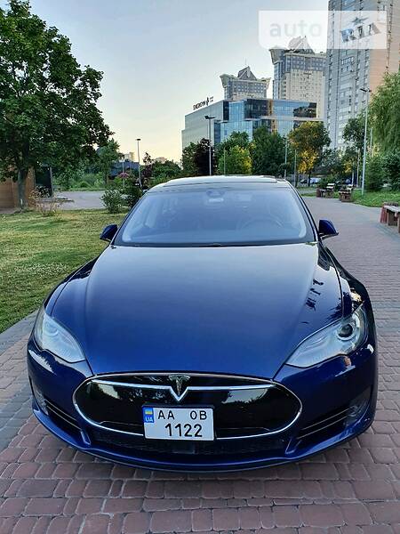 Хэтчбек Tesla Model S 2015 в Киеве