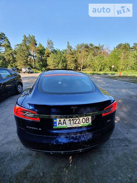 Хэтчбек Tesla Model S 2015 в Киеве