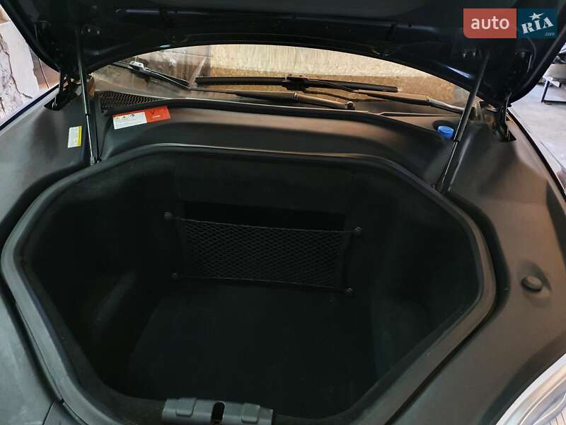 Лифтбек Tesla Model S 2015 в Тернополе
