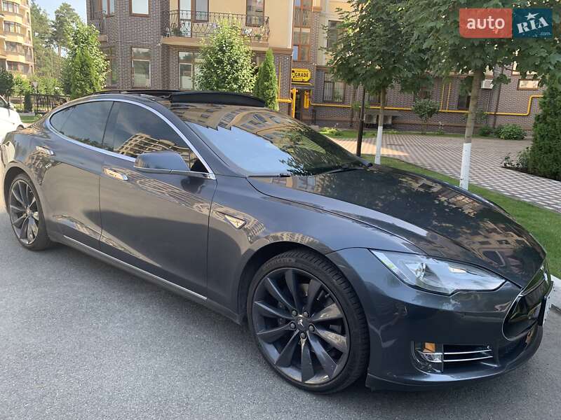 Лифтбек Tesla Model S 2015 в Тернополе
