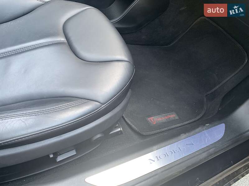 Лифтбек Tesla Model S 2015 в Тернополе